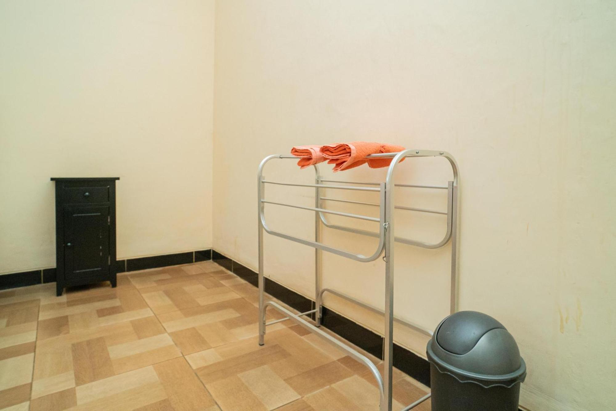 Hotel Reddoorz @ Panglima Sudirman Madiun Habitación foto